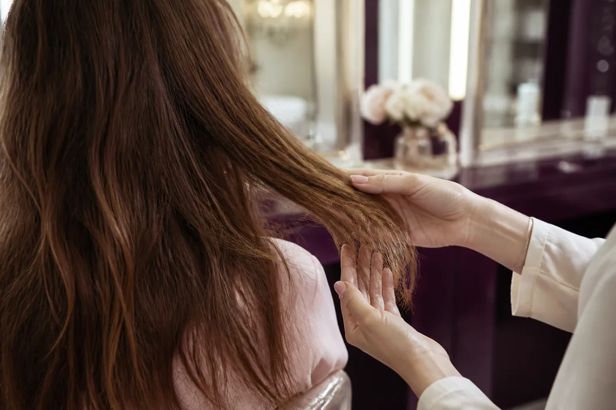 Cheveux longs fatigués observés mèche par mèche avant la mise en place d’une routine