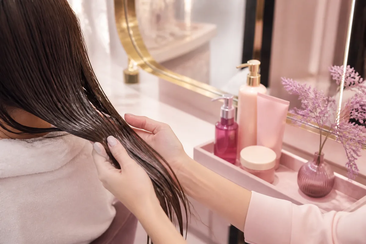Cheveux abîmés : la routine de réparation