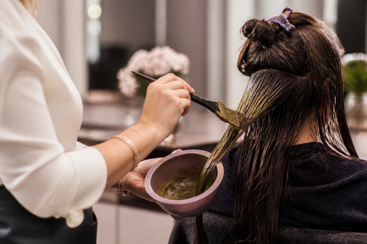 Application au pinceau d&rsquo;une coloration végétale mèche par mèche sur cheveux longs