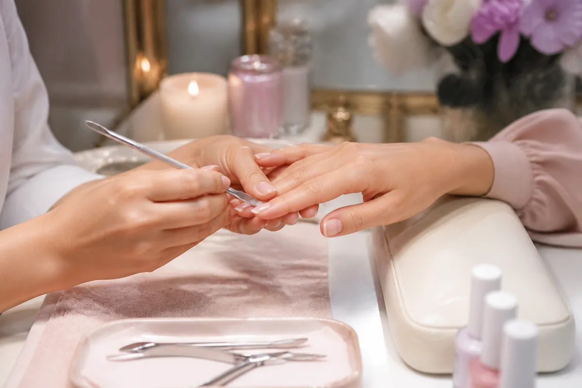 Préparation de l’ongle naturel avant la pose du gel de construction