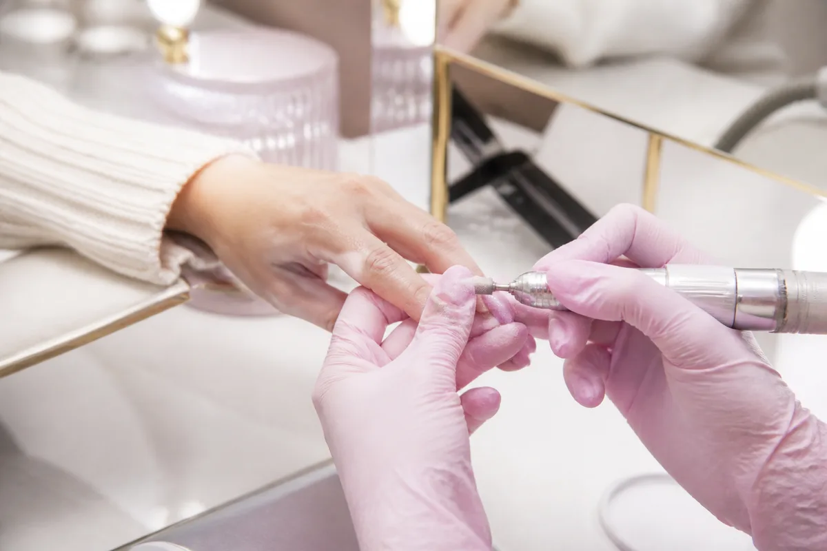 Remplissage à la ponceuse sur ongles en gel après trois semaines de repousse